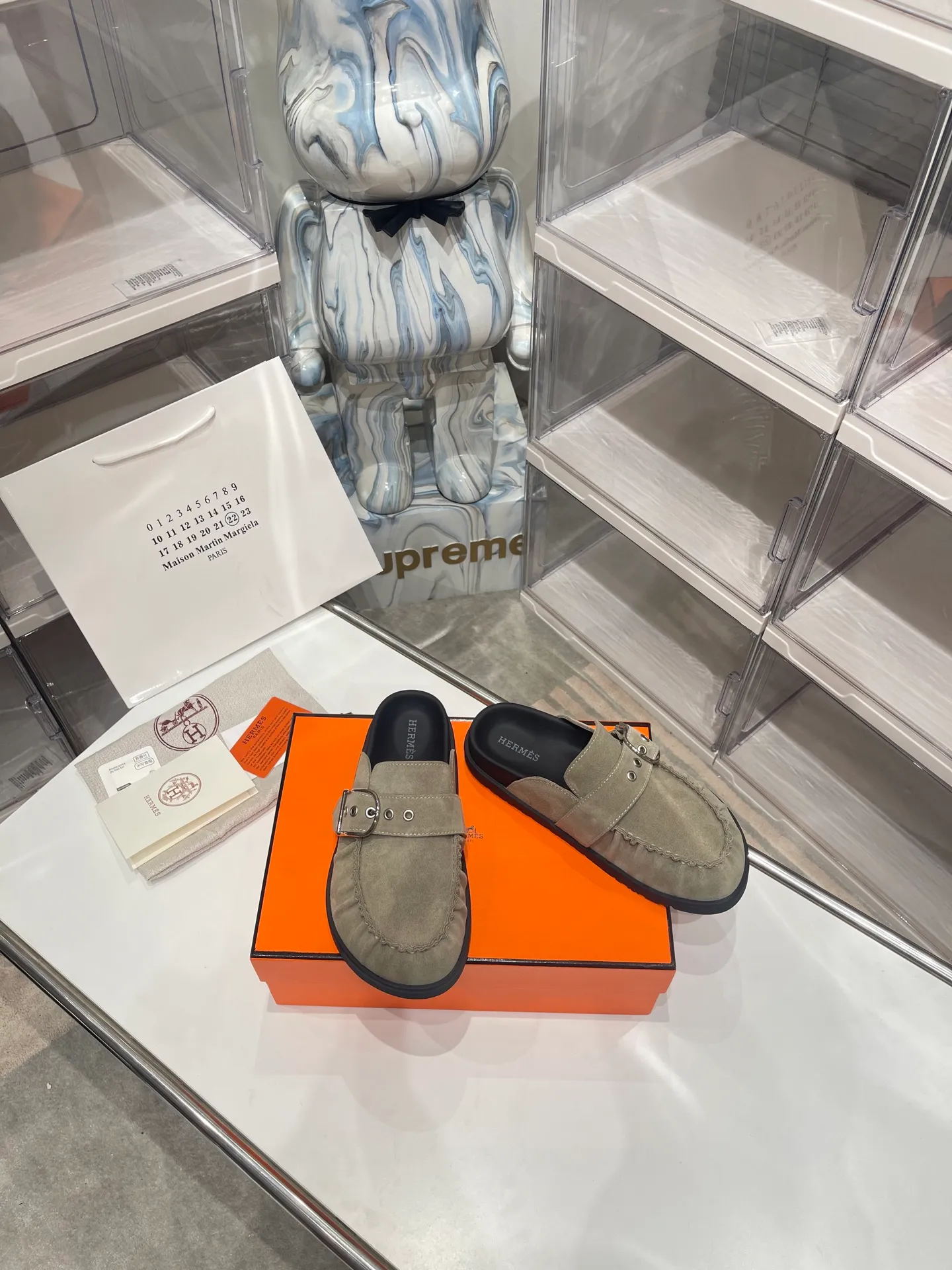 [H Family Hermès] P: 540💰 Size: Male 39-44 (45 46 customized) Female 35-40 (41 42 customized) HERMES Hermès latest kelly buckle couple style Birkenstock slippers, classic family language design! It looks good no matter how you match it! Casual and high-end feeling, the comfort is also great, paired with a variety of colorful socks, it gives a trendy and high-end feel ●Upper: imported cow suede ●Inner: imported sheepskin ●Foot pads: imported mixed sheepskin ●Outsole: Tpu non-slip and wear-resistant outsole